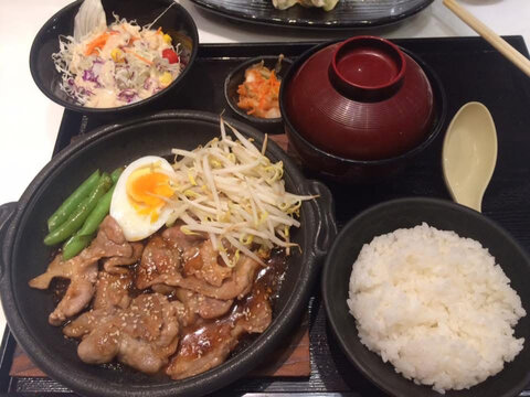 Japanese teppanyaki steak with bean sprout, green bean and baby corn in hot iron plate in lunch set  rice with chicken and vegetable