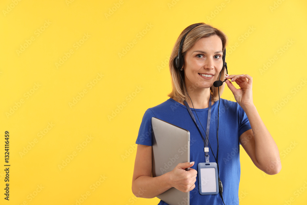 Aufkleber technical support call center. smiling operator with laptop on yellow background. space for text