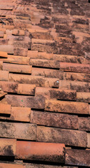 fondo de techo tradicional en tejas de barro - foto de stock 