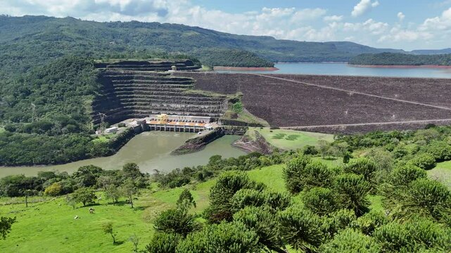 Barragem do Foz do Areia, no Rio Igua&ccedil;u, em Paran&aacute;! Usina Gov. Bento Munhoz da Rocha Neto, vista de drone, uma imagem a&eacute;rea da Usina! 