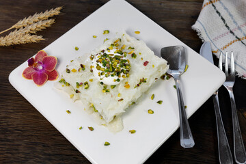 Güllaç Tatlısı - Turkish Traditional Ramadan Dessert Gullac