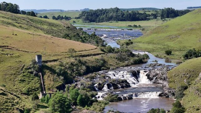 Cachoeira e Barragem do Rio dos Touros, localizada em Bom Jesus, Rio Grande do Sul. Uma imagem de drone. 