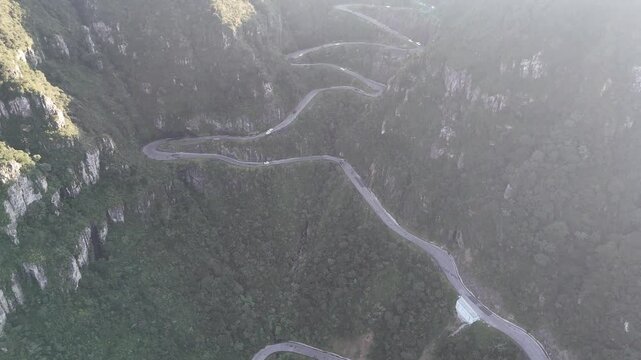 Subida da Serra do Rio do Rastro, Lauro Muller a Bom Jardim da Serra, Santa Catarina. Uma imagem de drone da serra. 