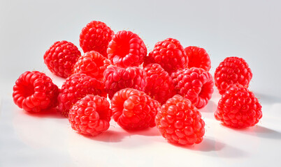 Himbeeren auf Weiss, Obst, Beeren, Himbeeren, 
