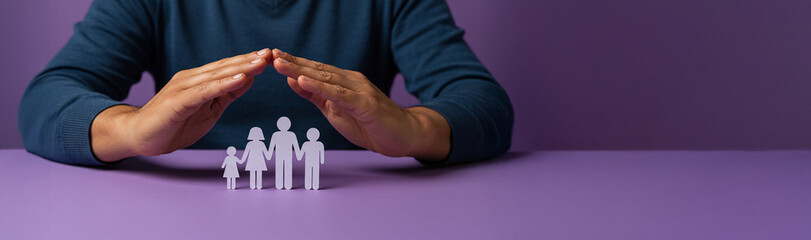 manos de hombre forman una protección tipo casa sobre figuras de papel que forman una familia