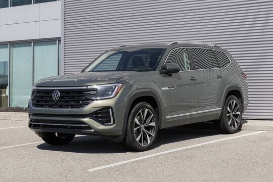Volkswagen Atlas 2.0T SEL Premium R-Line. Volkswagen offers the Atlas with a 2.0L Turbocharged 4-Cylinder engine. MY:2025