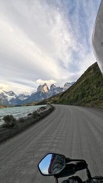 Plano travelling en moto por el Parque Nacional Torres del Paine, Patagonia, Chile 