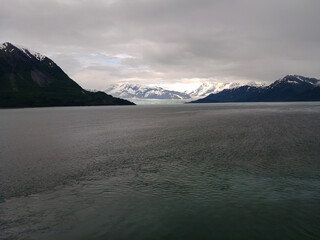 Croisière sur les fjords de l’Alaska, montagnes et vagues