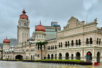 Obraz premium Historical buildings with clock tower near Independence Square in Kuala Lumpur, Malaysia
