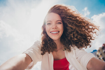 Photo low angle of cheerful adorable girl selfie photo toothy smile wear white shirt enjoying free...