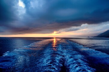 magnifiques coucher et lever de soleil en mer