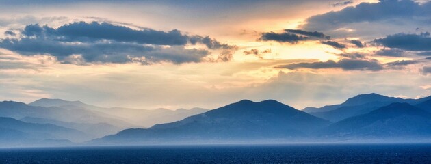 Fototapeta premium magnifiques coucher et lever de soleil en mer