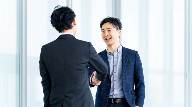 握手をする2人の男性ビジネスマン