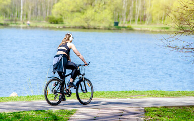 Obraz premium Cyclist ride on the bike path in the city Park 