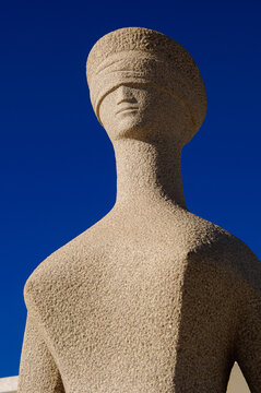 Escultura A Justi&ccedil;a de Alfredo Ceschiatti em frente ao Edif&iacute;cio do STF em Bras&iacute;lia