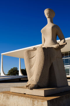 Escultura A Justi&ccedil;a em frente ao STF em Bras&iacute;lia Distrito Federal Brasil