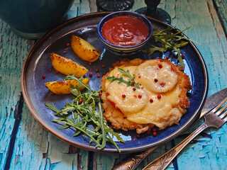 Chicken Milanese with potatoes and wine