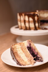 słodki tort z owocami