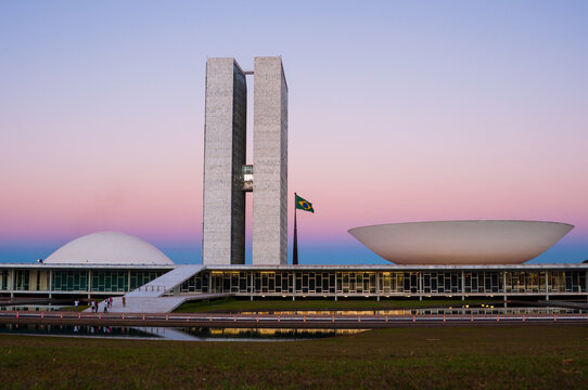 Edificio do Congresso Nacional ao anoitecer - Brasilia Distrito Federal Brasil