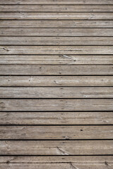Obraz premium Planks of a footbridge, arranged parallel and photographed horizontally, showcasing the wood texture and structural pattern