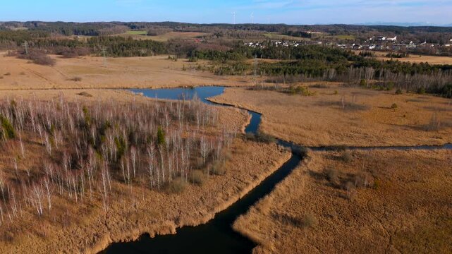 Oberlauf der Wuerm, von Starnberg bis Leutstetten Luftaufnahme. Leutstettener Moos ist Naturschutzgebiet auf Gebiet Ortsteils Leutstetten der Stadt Starnberg in Oberbayern, Deutschland, Luftbild. 