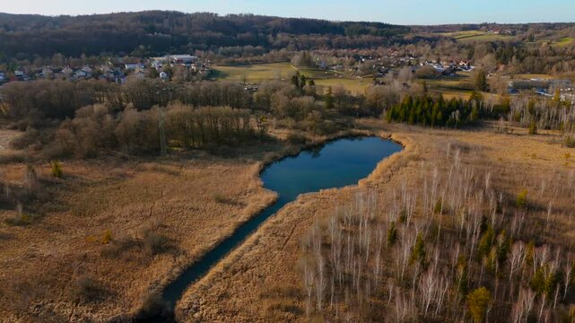 Oberlauf der Wuerm, von Starnberg bis Leutstetten Luftaufnahme. Leutstettener Moos ist Naturschutzgebiet auf Gebiet Ortsteils Leutstetten der Stadt Starnberg in Oberbayern, Deutschland, Luftbild. 