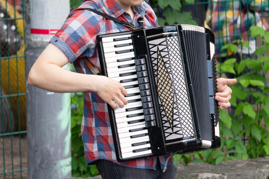 Street music plays the button accordion