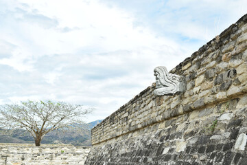 Muro perimetral del área para juego de pelota en la ruinas de Mixco Viejo.
