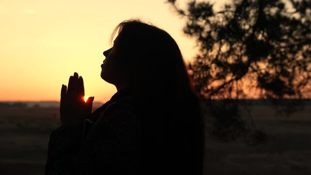 girl woman praying at sunset, hand sunset faith pain, asking heaven for help, spiritual sunset meditation, serene prayer moment, dusk reflection solitude, sunset prayer tranquility, peaceful evening