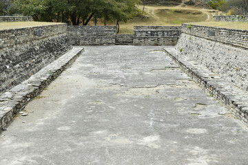 &Aacute;rea para el juego de Pelota en las Ruinas de Mixco Viejo. Sitio tur&iacute;stico y arqueol&oacute;gico en Guatemala. Toma Horizontal.