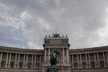 Obraz premium A stunning view of the Hofburg Palace in Vienna, Austria, showcasing its grand architectural style and historical significance.