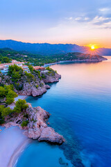 Obraz premium Stunning coastal sunrise view over a secluded beach