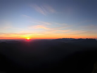 Obraz premium Stunning Sunrise Over Mountain Range - Scenic Landscape Photography, Dramatic Sky, Dawn, Nature, Outdoors.