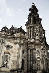 Obraz premium The stunning Dresden Cathedral (Katholische Hofkirche), with its baroque architecture and towering spires.