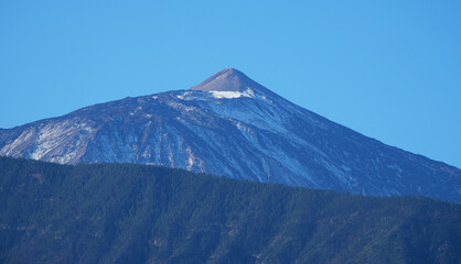 Majestätischer Blick auf den Teide mit Schneekappe auf Teneriffa