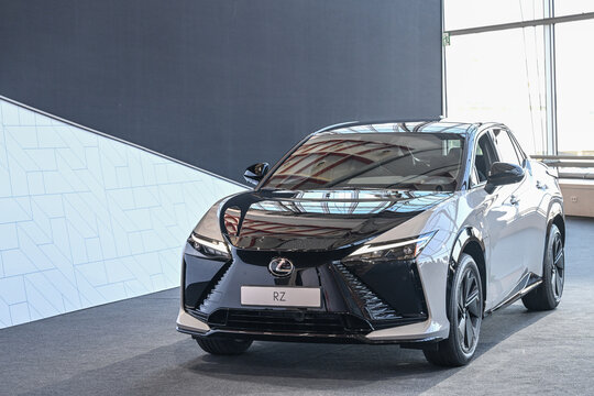 Lexus RZ 550e 