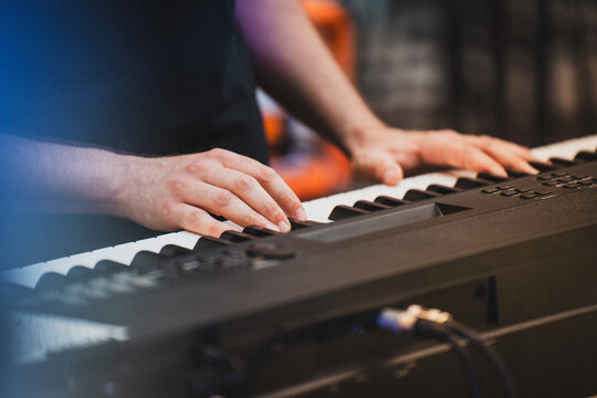 Pianiste jouant du clavier sur un piano num&eacute;rique dans un concert lors de la f&ecirc;te de la musique