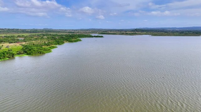 Video a&eacute;reo realizado con drone, en el volc&aacute;n de lodo el Totumo y cerca al lago del mismo nombre, en el departamento de Bolivar, cerca a Cartagena, Colombia.