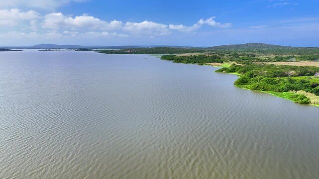 Video a&eacute;reo realizado con drone, en el volc&aacute;n de lodo el Totumo y cerca al lago del mismo nombre, en el departamento de Bolivar, cerca a Cartagena, Colombia.
