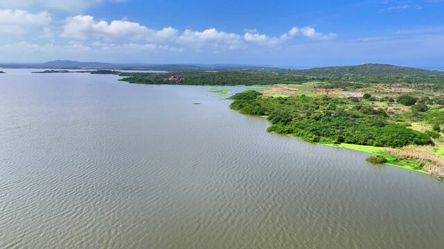 Video a&eacute;reo realizado con drone, en el volc&aacute;n de lodo el Totumo y cerca al lago del mismo nombre, en el departamento de Bolivar, cerca a Cartagena, Colombia.
