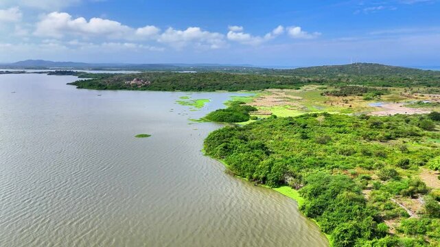 Video a&eacute;reo realizado con drone, en el volc&aacute;n de lodo el Totumo y cerca al lago del mismo nombre, en el departamento de Bolivar, cerca a Cartagena, Colombia.