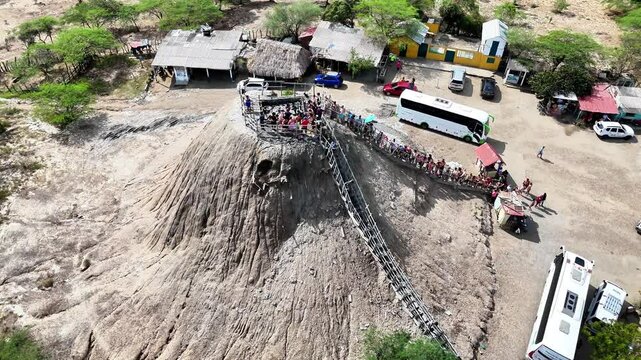 Video a&eacute;reo realizado con drone, en el volc&aacute;n de lodo el Totumo y cerca al lago del mismo nombre, en el departamento de Bolivar, cerca a Cartagena, Colombia.