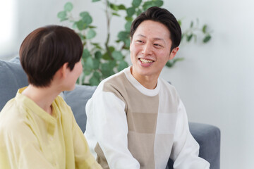 Fototapeta premium 家で過ごす笑顔の夫婦