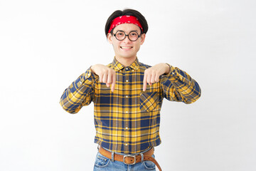 アキバ系の男性　下を指差す　白背景