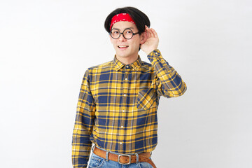 Fototapeta premium アキバ系の男性 耳に手を当てて聴く 白背景