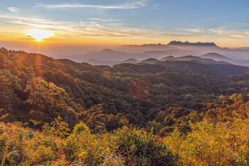 Fototapeta premium Beautiful sunrise over the mountain ranges in thailand