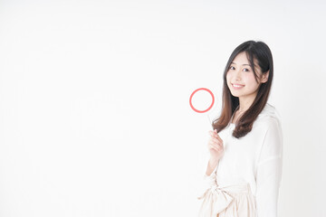 丸印を示す若い女性