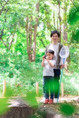 Fototapeta premium 虫取りをするお父さんと男の子