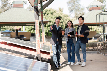 Obraz premium Sustainable business initiative. Professionals discussing solar energy solutions outdoors.