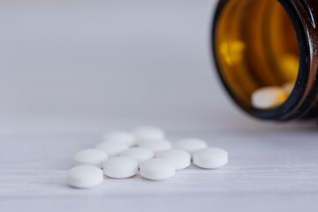 瓶からこぼれた錠剤